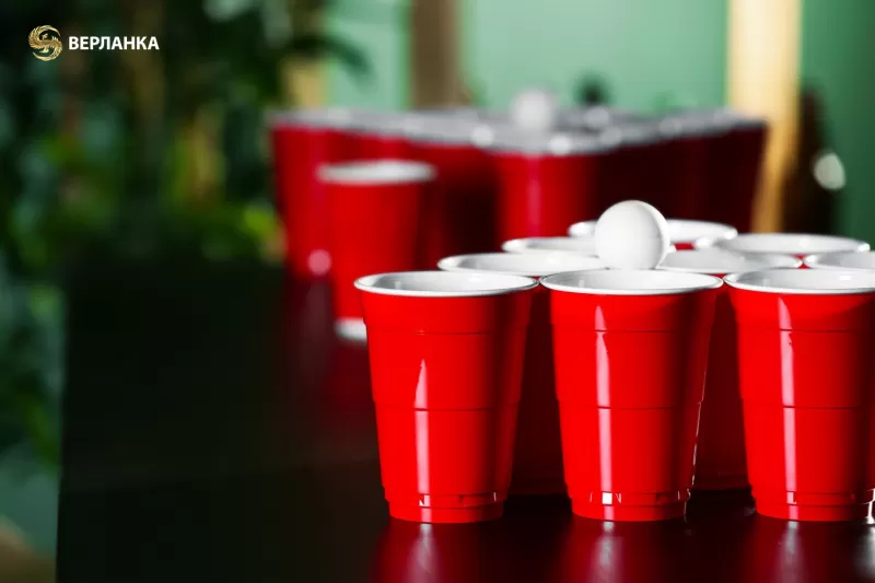 Одноразовые красные стаканчики для игры в бир понг и вечеринок